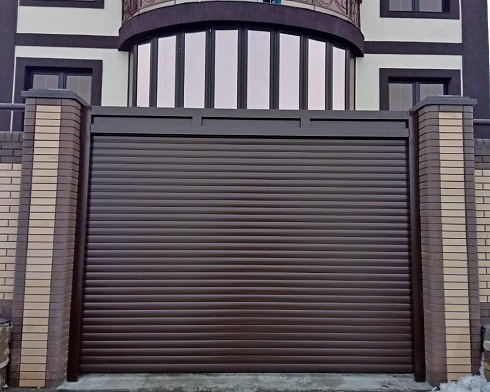 Роллетные ворота Алютех серии Prestige со сплошным алюминиевым профилем роликовой прокатки AG/77 с доставкой в Миллерово 